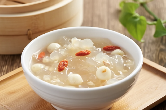 银耳莲子汤